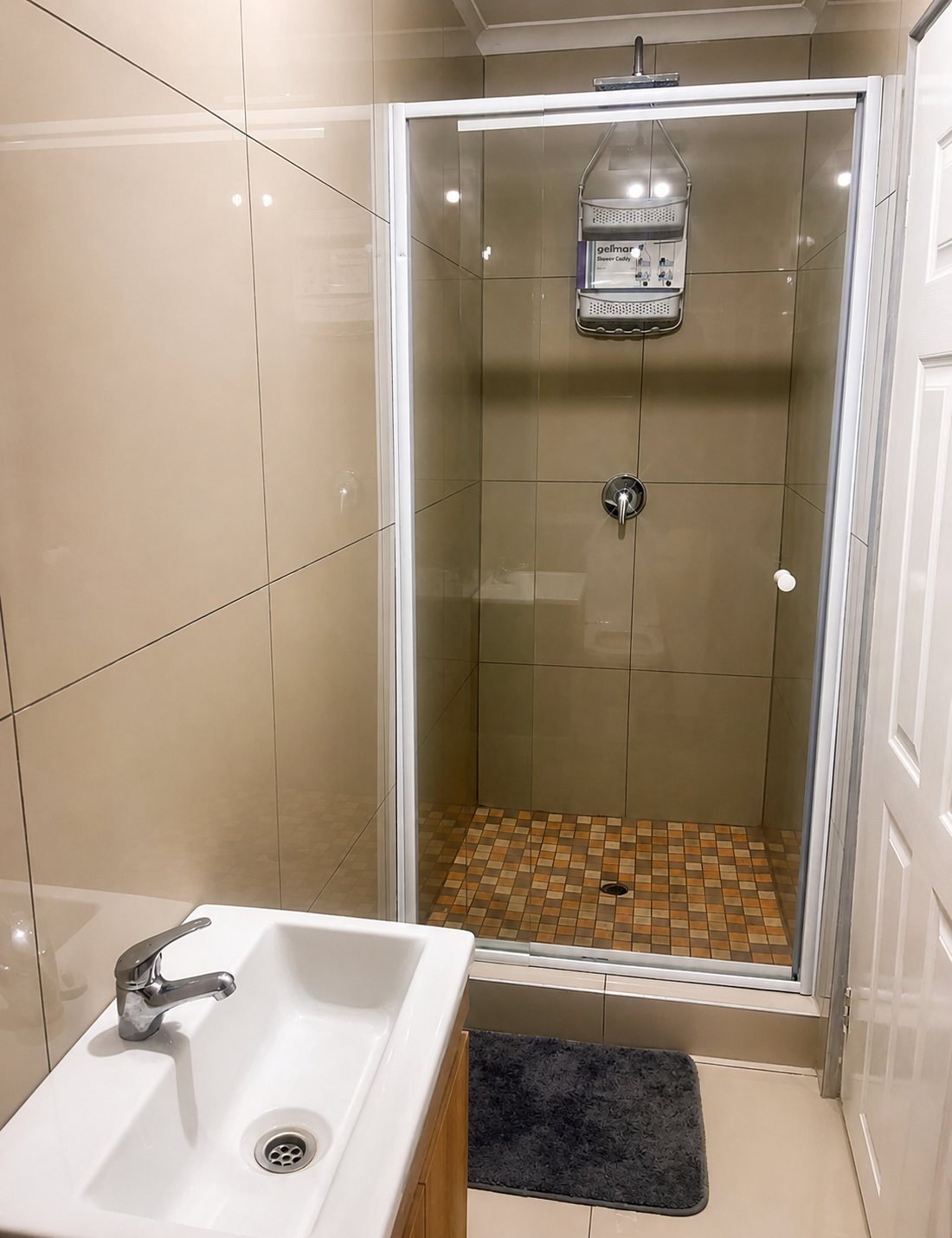 Superior King Room bathroom